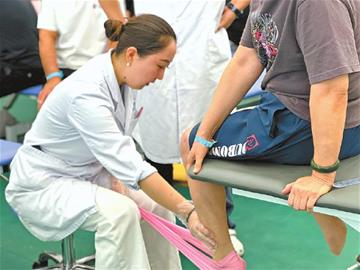 膊都抬不起, 他被诊断为, 记者走访新 膊都抬不起, 他被诊断为, 记者走访新