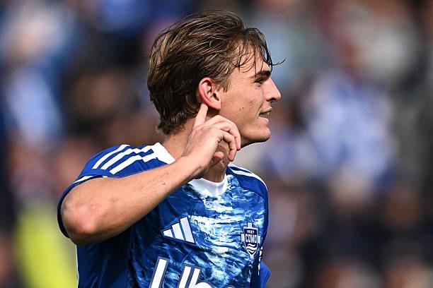 甲击败对手 甲击败对手